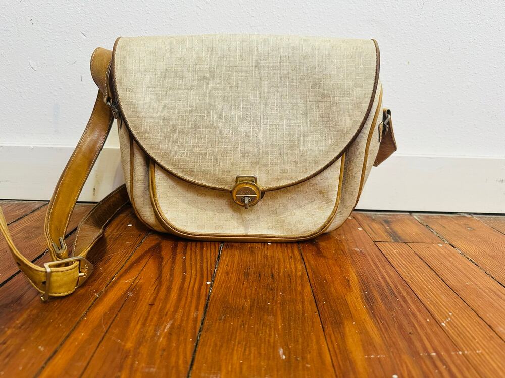 Vintage GUCCI Tan Interlocking GG Turn Lock Crossbody Made In Italy Purse
